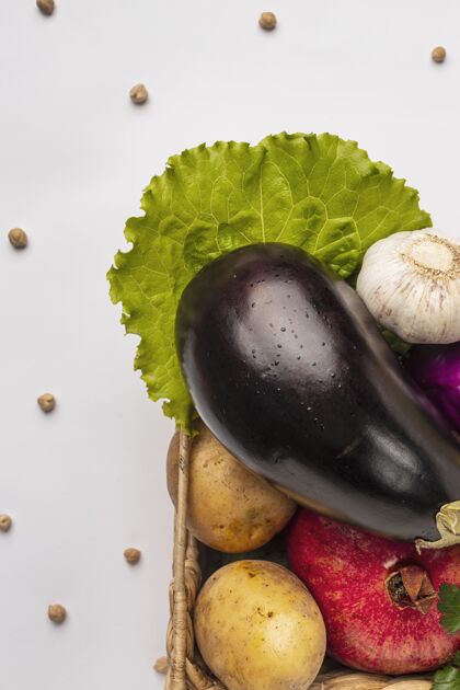 健康一篮子新鲜蔬菜的顶视图营养养生篮子