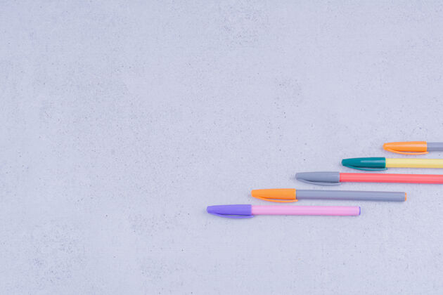 工具用于曼荼罗着色或制作的多色线性铅笔办公室工作学校