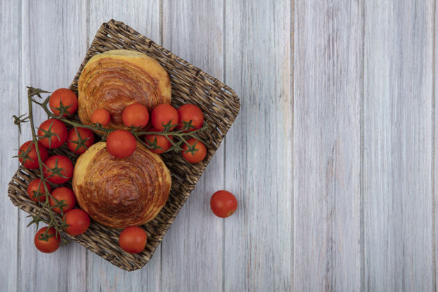 空间传统阿塞拜疆糕点gogal的顶视图 放在柳条托盘上 藤蔓西红柿放在灰色木质背景上 有复印空间藤蔓柳条视图