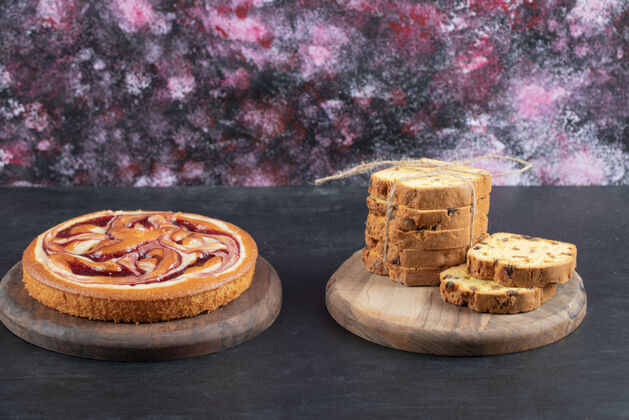 艺术香草派放在一个朴素的木盘上面包房地壳饼干