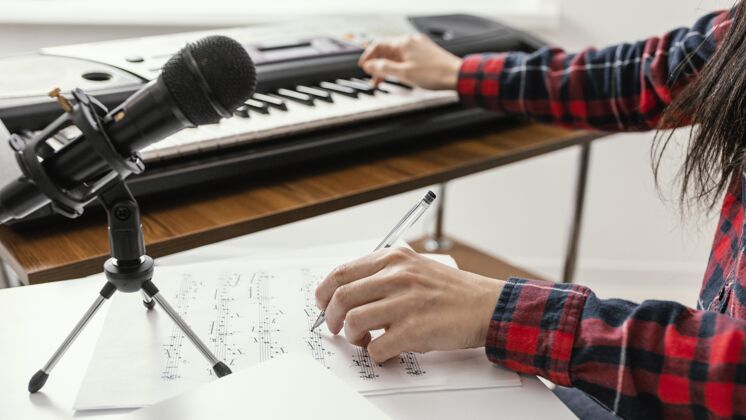 男性特写手写音乐歌手数码钢琴特写