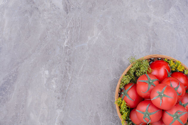 季节红色的西红柿放在大理石上的木盘里生物异国情调健康