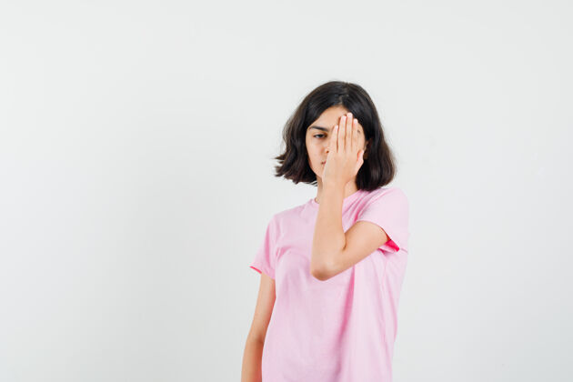封面小女孩用手遮住半张脸 穿着粉色t恤 正视图女性未成年青少年