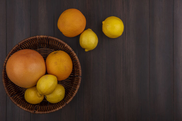 柠檬顶视图柠檬与橘子和葡萄柚与篮子木制背景水果木头柑橘