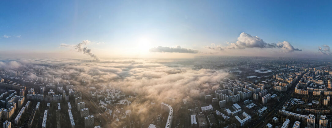 中心从一架无人机全景布加勒斯特 小区的居民楼 大雾弥漫的其他地面 罗马尼亚旧城市天际线城市景观