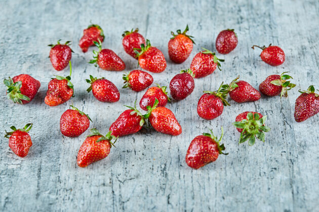 甜新鲜的红色草莓放在大理石表面可口自然维生素