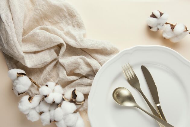 装饰平放在桌子上美丽的餐具组成服务餐具组合