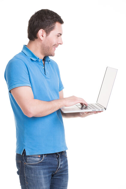 成人身着蓝色衬衫 手持笔记本电脑 面带微笑的快乐男人的肖像概念交流站立休闲微笑