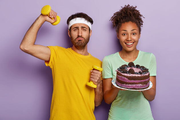 胡茬有害的营养和运动观念有动力的人拒绝吃甜蛋糕垃圾食品肌肉甜点