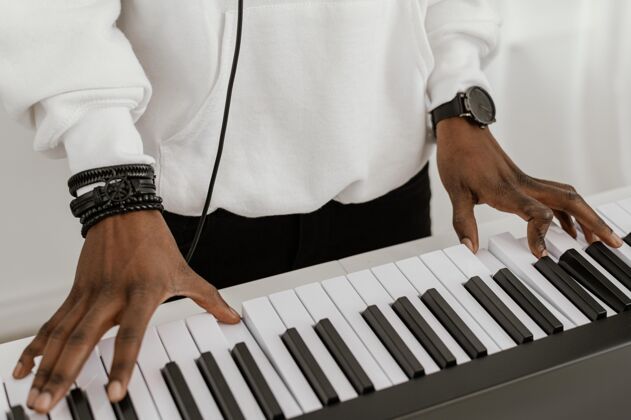 娱乐高角度的男音乐家玩电子键盘电子键盘音乐家创造者