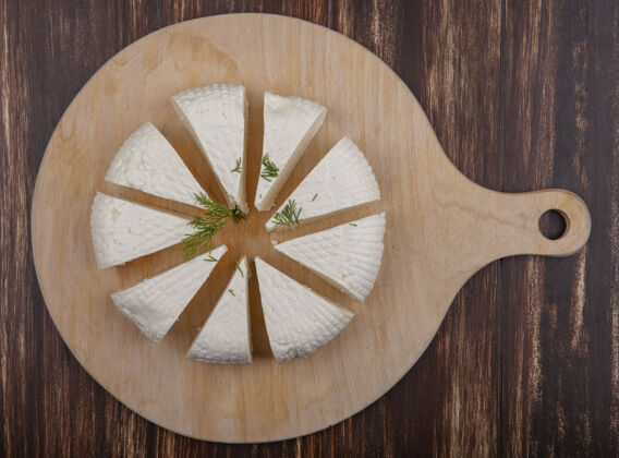 木头俯视feta奶酪片在一个木制背景上的立场羊奶开胃菜切片