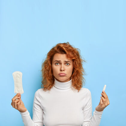 沮丧月经周期与女性健康观念不满意的女性拿卫生棉和卫生棉条月卫生棉花
