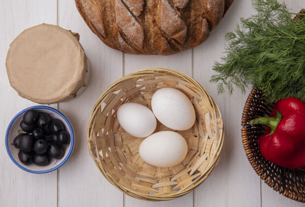 篮子顶视图鸡蛋篮子橄榄酸奶面包面包莳萝白色背景橄榄莳萝营养