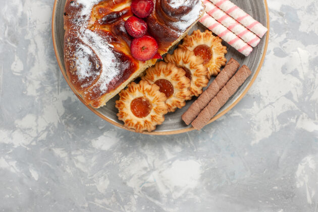 清淡俯视美味草莓蛋糕饼干和小蛋糕浅白色表面饼干糖蛋糕甜饼饼干饼干蛋糕生的