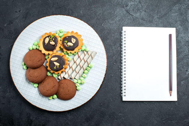 银行俯视图不同的饼干巧克力与糖果的灰色背景糖果邦邦糖甜蛋糕饼干金融糖果视图