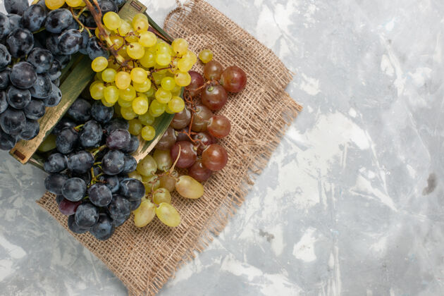 可食用的水果顶视图新鲜葡萄多汁和醇厚的浅白色背景水果醇厚多汁新鲜串醇香顶部