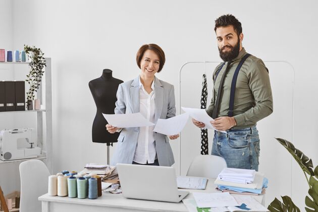 电脑两位时装设计师在工作室摆出服装系列图水平可消费个人