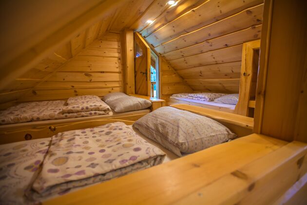 没人斯洛文尼亚 诺瓦瓦斯 布洛克湖 一间小木屋的内部住宿室内原木