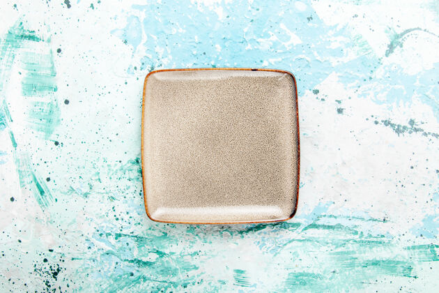 容器顶视图浅蓝色背景上形成的空棕色盘子正方形厨房餐盘餐具形式空的托盘