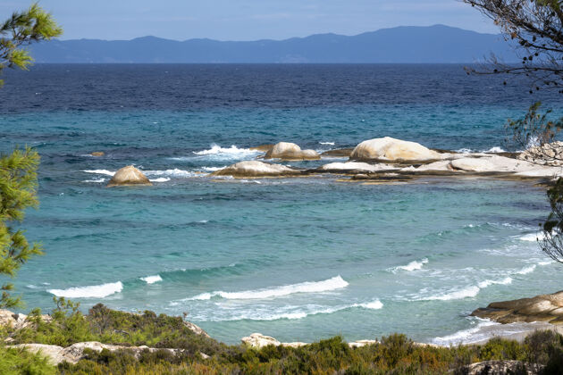 海洋爱琴海沿岸绿意盎然 岩石树木 碧波荡漾 希腊海岸海滩海岸线