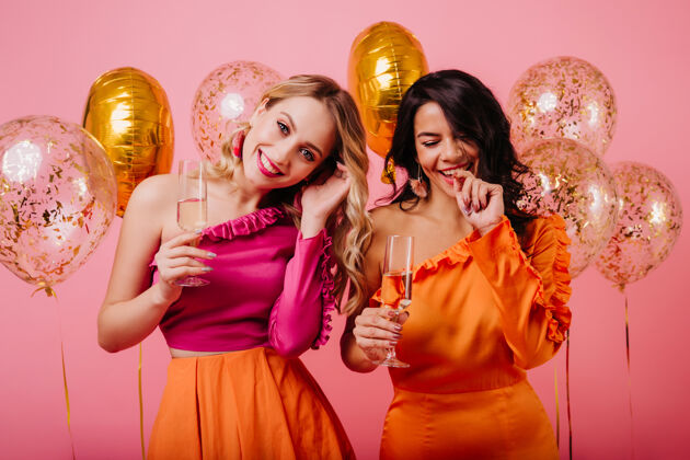 人两位年轻女士喝香槟的半身肖像气球时尚饮料