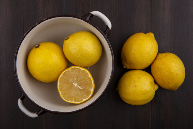 柠檬俯瞰木制背景上白色平底锅里的柠檬景观食品柑橘