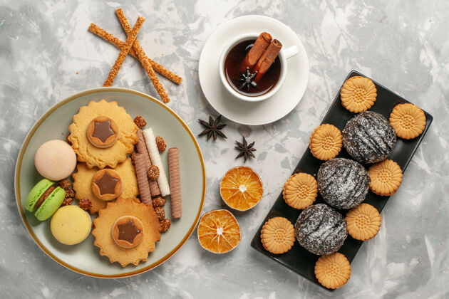 软体动物俯瞰法国麦卡龙巧克力蛋糕和饼干在白色表面饼干饼干糖烤蛋糕甜馅饼饼干烘焙早餐