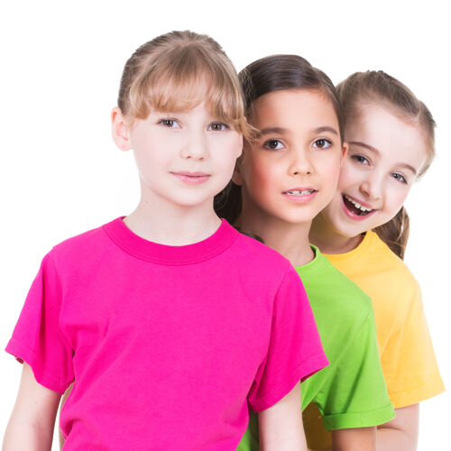 牙齿三个穿着五颜六色t恤的可爱的小女孩站在白色的墙上 面带微笑美丽颜色孩子