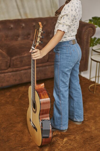 小小女孩在家弹吉他班学习天才