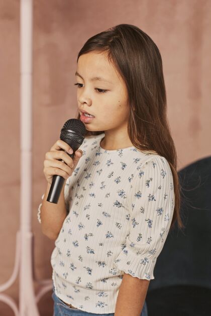 班小女孩在家用麦克风学唱歌小歌手歌手