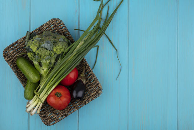 西兰花顶视图复制空间西红柿黄瓜葱花椰菜和黑茄子上的立场上的绿松石背景洋葱景观午餐