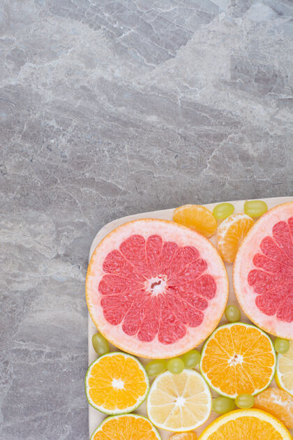 橙子柑橘水果片和葡萄放在木板上葡萄健康柑橘
