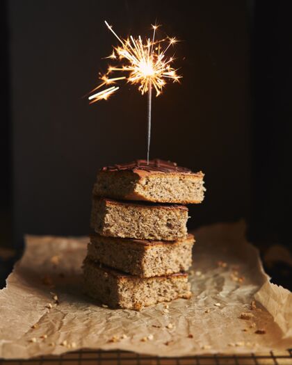 食物垂直拍摄了一堆美味的坚果蛋糕 上面有巧克力釉 闪闪发光堆糕点坚果