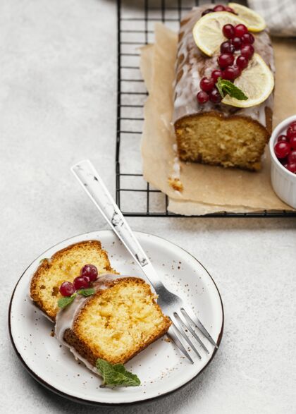 浆果高角度的蛋糕片与浆果和叉子一起放在盘子里烹饪甜点甜点