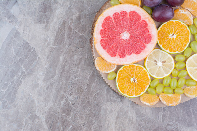 葡萄柑橘类水果 李子和葡萄放在木片上水果天然柚子