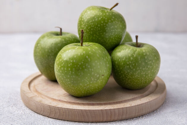 白色前视图绿色苹果在一个白色背景的立场新鲜视野水果