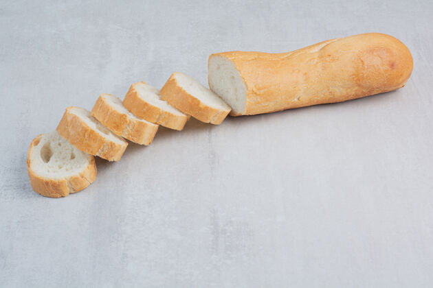 糕点大理石背景上的新鲜白面包片切片面包面包