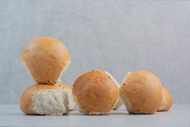 新鲜的大理石背景上的圆形新鲜白面包食品面包房面包