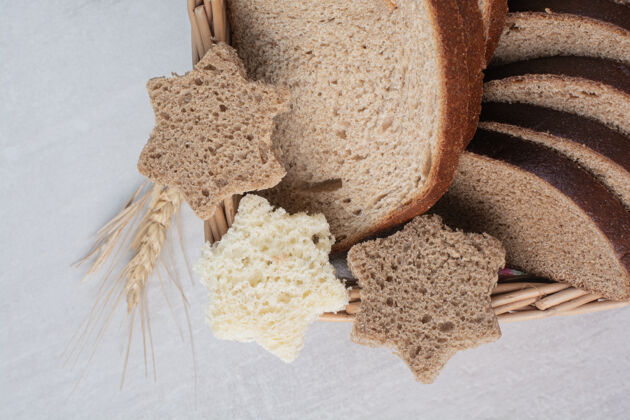 糕点大理石背景上的新鲜面包片新鲜面包房面包切片