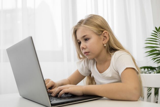 科技用笔记本给小女孩画像设备使用上瘾