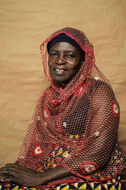 美丽穿着传统服装的非洲老妇人肖像服装部落