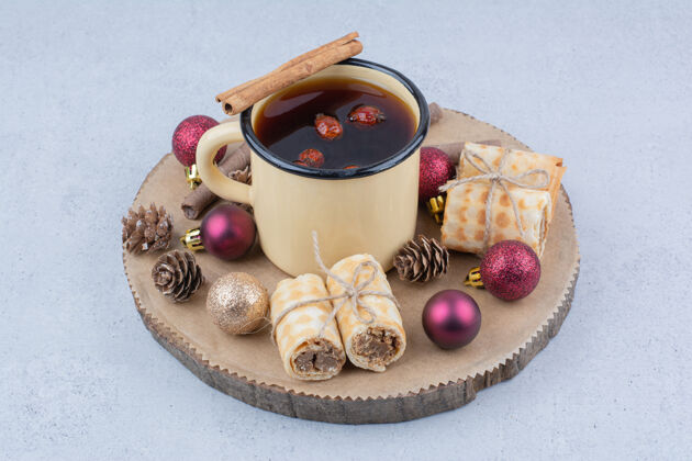 玫瑰果一杯茶 上面放着玫瑰果 饼干和小装饰品饼干杯子饮料
