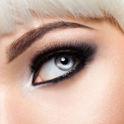 光泽黑眼妆女人的眼睛宏观风格的形象长长的睫毛女人年轻鲜艳的色彩