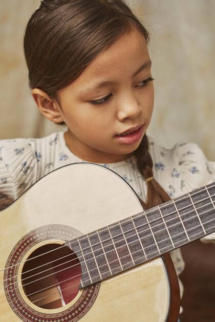 孩子小女孩在家学吉他女孩表演音乐家