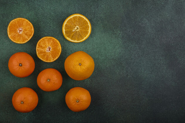 彩色顶视图复制空间绿色背景上的葡萄柚和橘子橙橘子绿色橙色