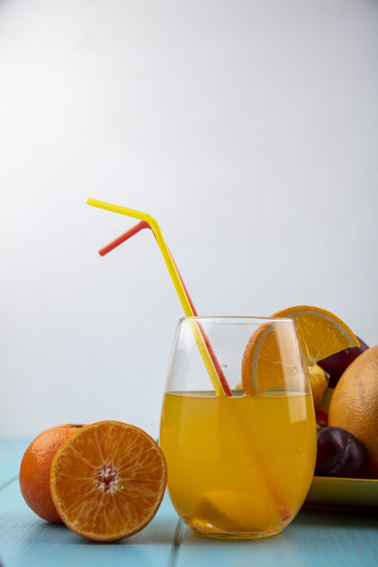 饮料前视图橙汁在一个玻璃杯与吸管和橙子吸管橙子玻璃杯