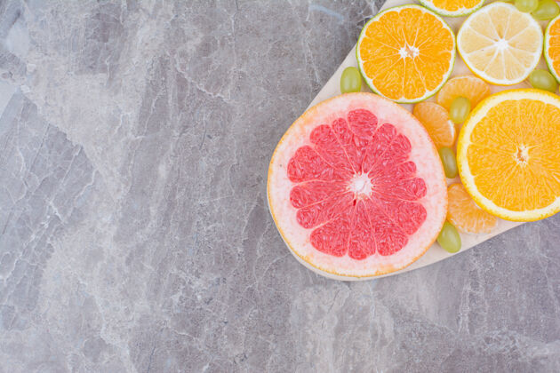 柑橘柑橘水果片和葡萄放在木板上柠檬葡萄水果