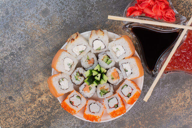 三文鱼一套美味的寿司 用筷子和姜放在大理石表面姜鱼三文鱼