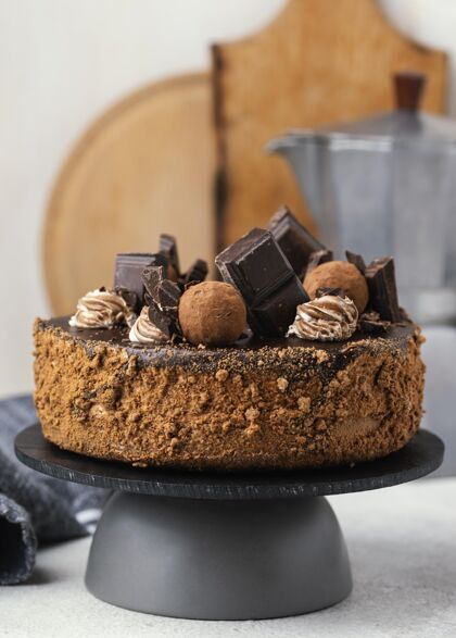 蛋糕展台上甜巧克力蛋糕的正面图糖果甜点巧克力