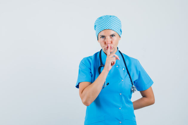 护士女医生身着蓝色制服 表现出沉默的姿态 看上去很小心前视图制服展示肖像